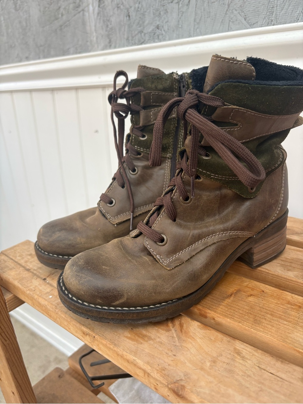 Dromedaris Brown Lace-Up Leather Ankle Boots with Suede Collar